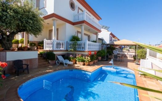 Splendid 9-bedroom villa with swimming pool, garage and basement living area