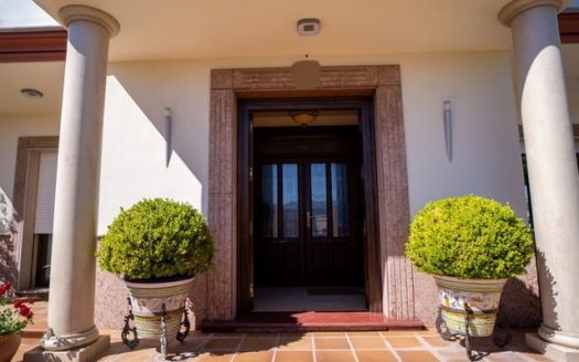 Splendid 9-bedroom villa with swimming pool, garage and basement living area