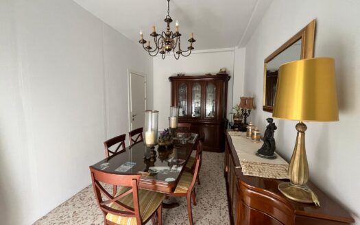 Central apartment 220m2, 3 bedrooms, 2 bathrooms, storage room and attic.