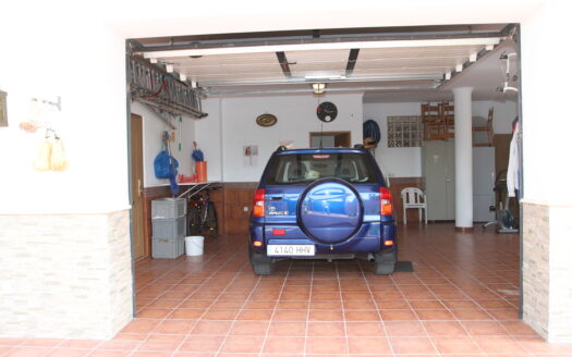 Villa 5 Beds, 4 Baths, Garage, Orchard