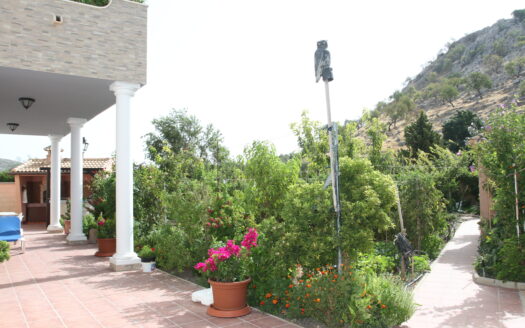 Villa 5 Beds, 4 Baths, Garage, Orchard