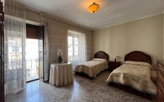 Casa en el centro con 6 Dormitorios, 2 baños, 3 salones, 1 cocina, 1 lavadero y patio interior