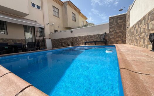 Casa adosada en La Planilla con 3 dormitorios, 3 baños, jardín y piscina.