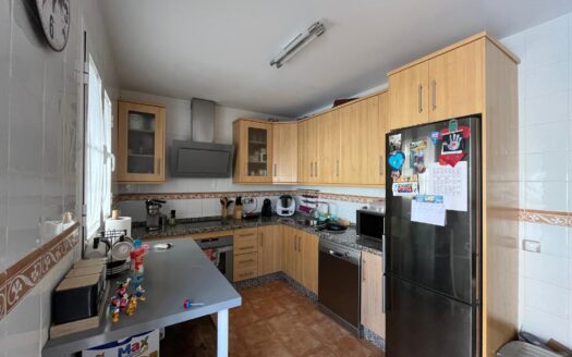 Casa adosada en La Planilla con 3 dormitorios, 3 baños, jardín y piscina.