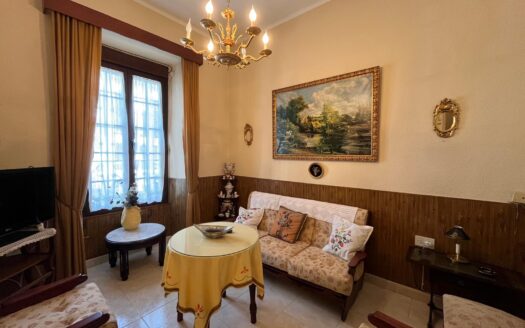 Casa en el centro con 6 Dormitorios, 2 baños, 3 salones, 1 cocina, 1 lavadero y patio interior