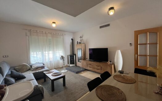 Casa adosada en La Planilla con 3 dormitorios, 3 baños, jardín y piscina.