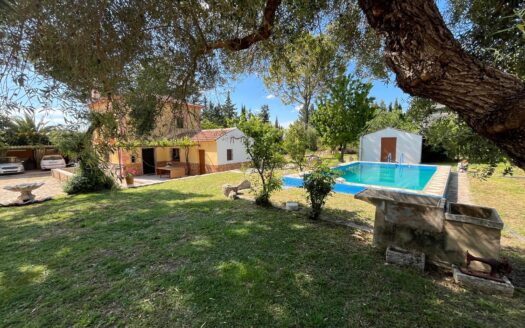 Encantadora finca con piscina y nave- 27.386 m² de tranquilidad