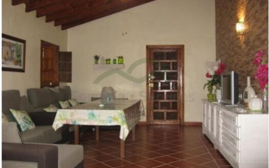 Encantadora Casa con Nave y Amplia Parcela a Solo 10 Minutos de Ronda