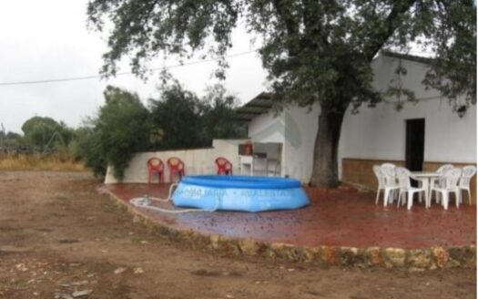 Encantadora Casa con Nave y Amplia Parcela a Solo 10 Minutos de Ronda