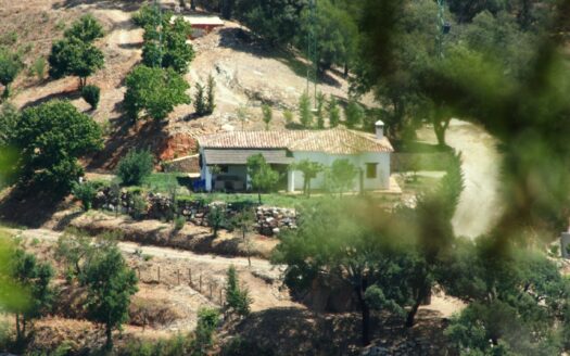 Finca rústica en Jubrique con casa principal y de invitados
