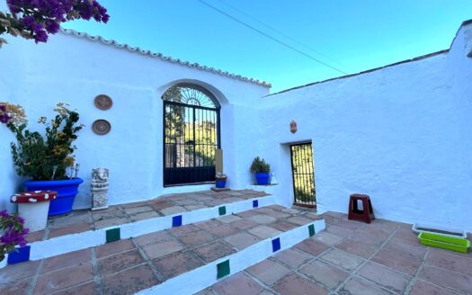 Finca Rústica con Vivienda Tradicional y Gran Extensión de Terreno en Júzcar