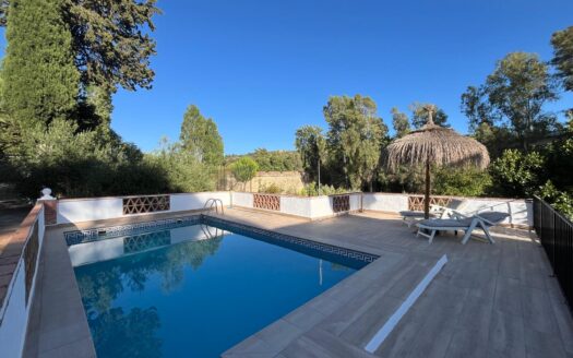 Exclusiva finca con piscina, pista de tenis y amplias instalaciones