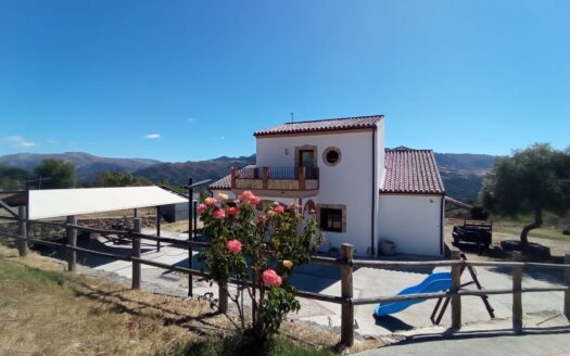 Casa de Campo con Licencia de Alquiler Turístico y Vistas a la Montaña
