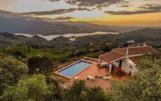 Casa en El Gastor con Maravillosas Vistas y Piscina