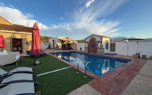 Acogedora casa rural con piscina y alta rentabilidad turística en la Sierra de Grazalema