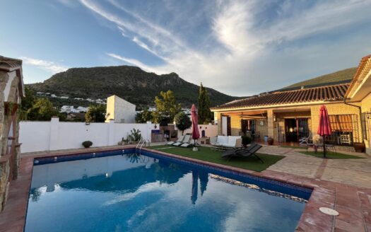 Acogedora casa rural con piscina y alta rentabilidad turística en la Sierra de Grazalema