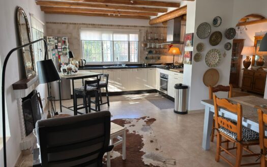 Se alquila: Propiedad de 3 dormitorios con piscina y terreno en Genalguacil