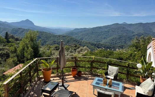 Se alquila: Propiedad de 3 dormitorios con piscina y terreno en Genalguacil