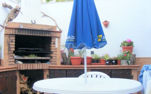 Amplia vivienda de 3 dormitorios, 3 baños y patio en Benaoján