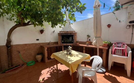 Amplia vivienda de 3 dormitorios, 3 baños y patio en Benaoján