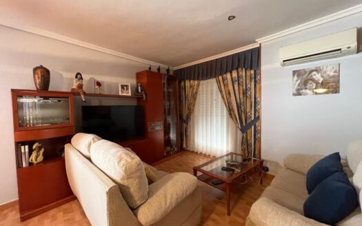 Amplia vivienda de 3 dormitorios, 3 baños y patio en Benaoján