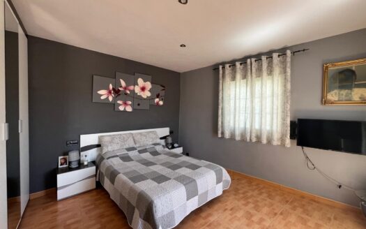 Amplia vivienda de 3 dormitorios, 3 baños y patio en Benaoján