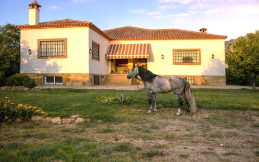 Casa de Pueblo con Vistas a las Montañas en Cuevas del Becerro