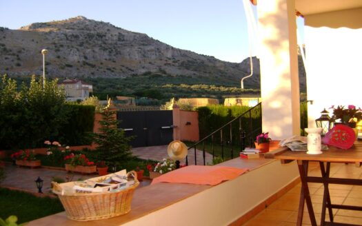Casa de Pueblo con Vistas a las Montañas en Cuevas del Becerro