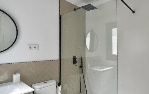 Casa de pueblo moderna con tres habitaciones