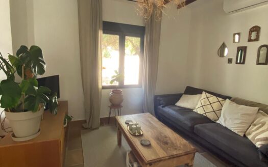 Vivienda de 90 m² con chimenea, jardín y piscina