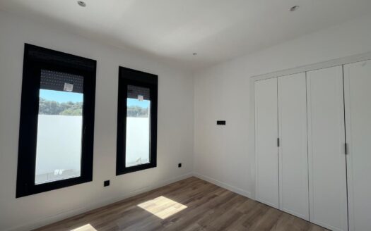 Vivienda a estrenar con tres dormitorios y piscina