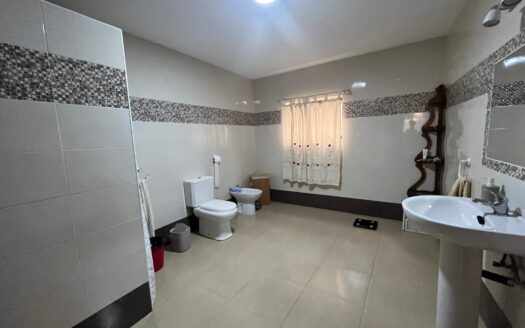 Casa con local comercial en venta en Montejaque