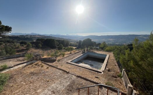Finca rústica de 56.112 m² con cortijo, olivar, pozo y magníficas vistas