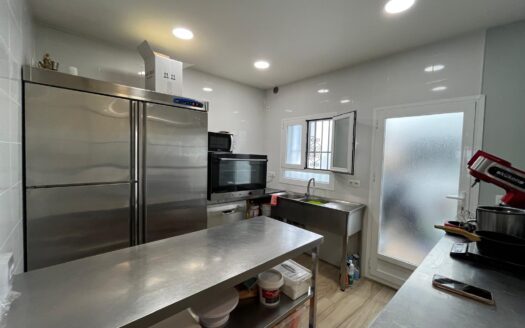 Amplia vivienda moderna de cuatro plantas con local comercial en Ronda