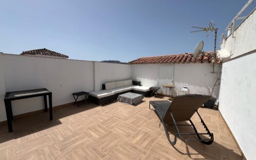 Amplia vivienda moderna de cuatro plantas con local comercial en Ronda