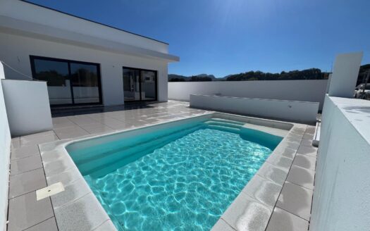 Vivienda a estrenar con tres dormitorios y piscina