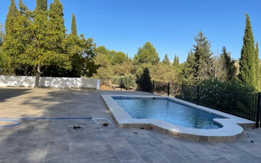 Finca con terreno, piscina y múltiples posibilidades en un entorno natural