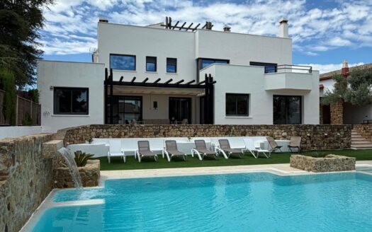 Exclusiva villa pareada de 400 m² con piscina climatizada