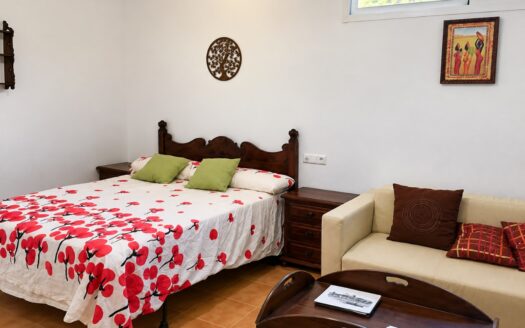 Chalet familiar con 6 dormitorios y piscina en urbanización privada