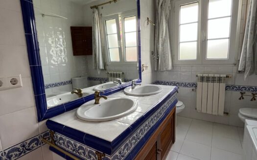 Amplia vivienda de dos plantas con excelentes zonas comunes