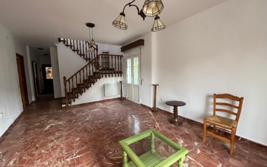 Amplia vivienda de dos plantas con excelentes zonas comunes
