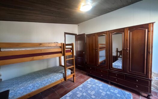 Finca Independiente con Dos Viviendas, Piscina y Autosuficiencia Energética