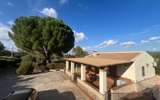 Finca Independiente con Dos Viviendas, Piscina y Autosuficiencia Energética