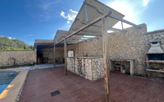 Finca Independiente con Dos Viviendas, Piscina y Autosuficiencia Energética